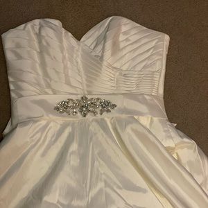 Wedding Gown. Light ivory, taffeta, a-line, has pockets!